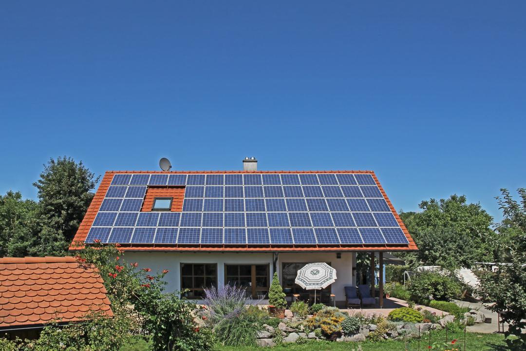 Solarpanels auf dem Dach eines Einfamilienhauses.