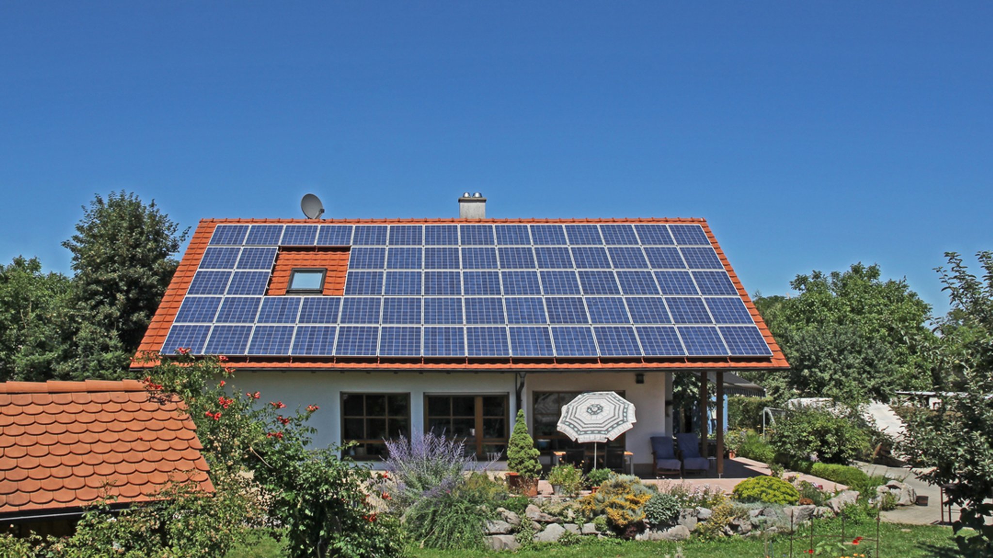 Solarpanels auf dem Dach eines Einfamilienhauses. | Bild: stock.adobe.com/Marina Lohrbach Solarpanels auf dem Dach eines Einfamilienhauses.