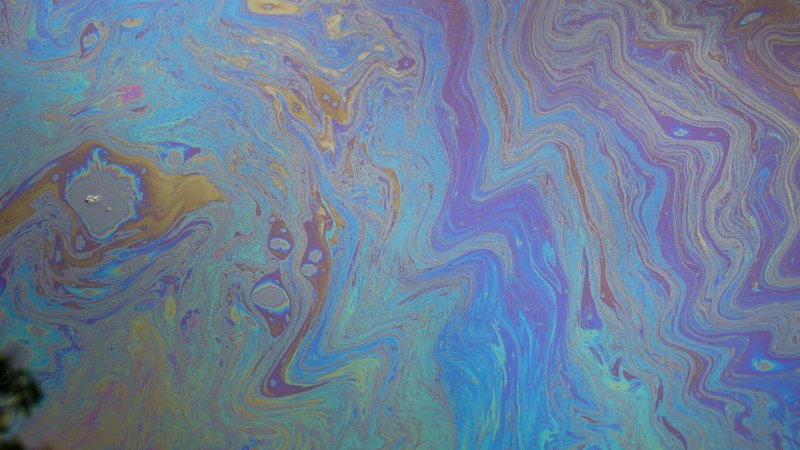 Ausgelaufenes Öl auf Gewässer (Symbolbild) | Bild: picture alliance /ABBfoto Ausgelaufenes Öl auf Gewässer (Symbolbild)