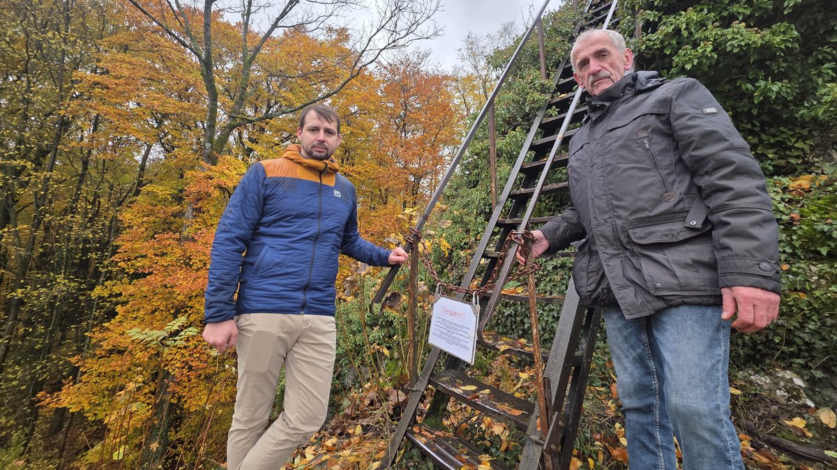 Waldbesitzer Michael Endres und sein Vater stehen vor dem Adlerstein, an dem sie eine Kette mit Schloss angebracht haben. | Bild: BR / Ulrike Nikola Waldbesitzer Michael Endres und sein Vater stehen vor dem Adlerstein, an dem sie eine Kette mit Schloss angebracht haben.