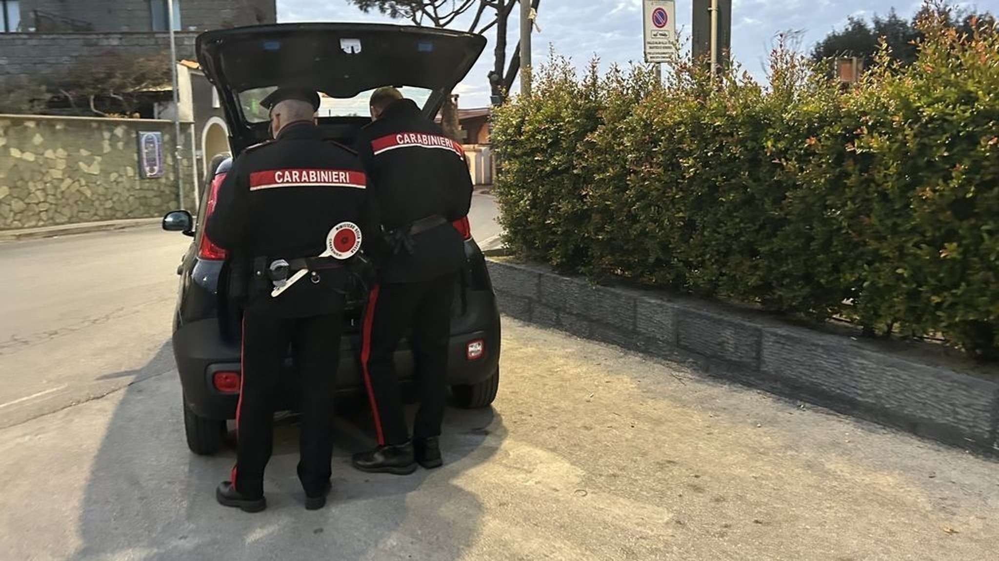 Zwei Beamte der italienischen Carabinieri an ihrem Auto.