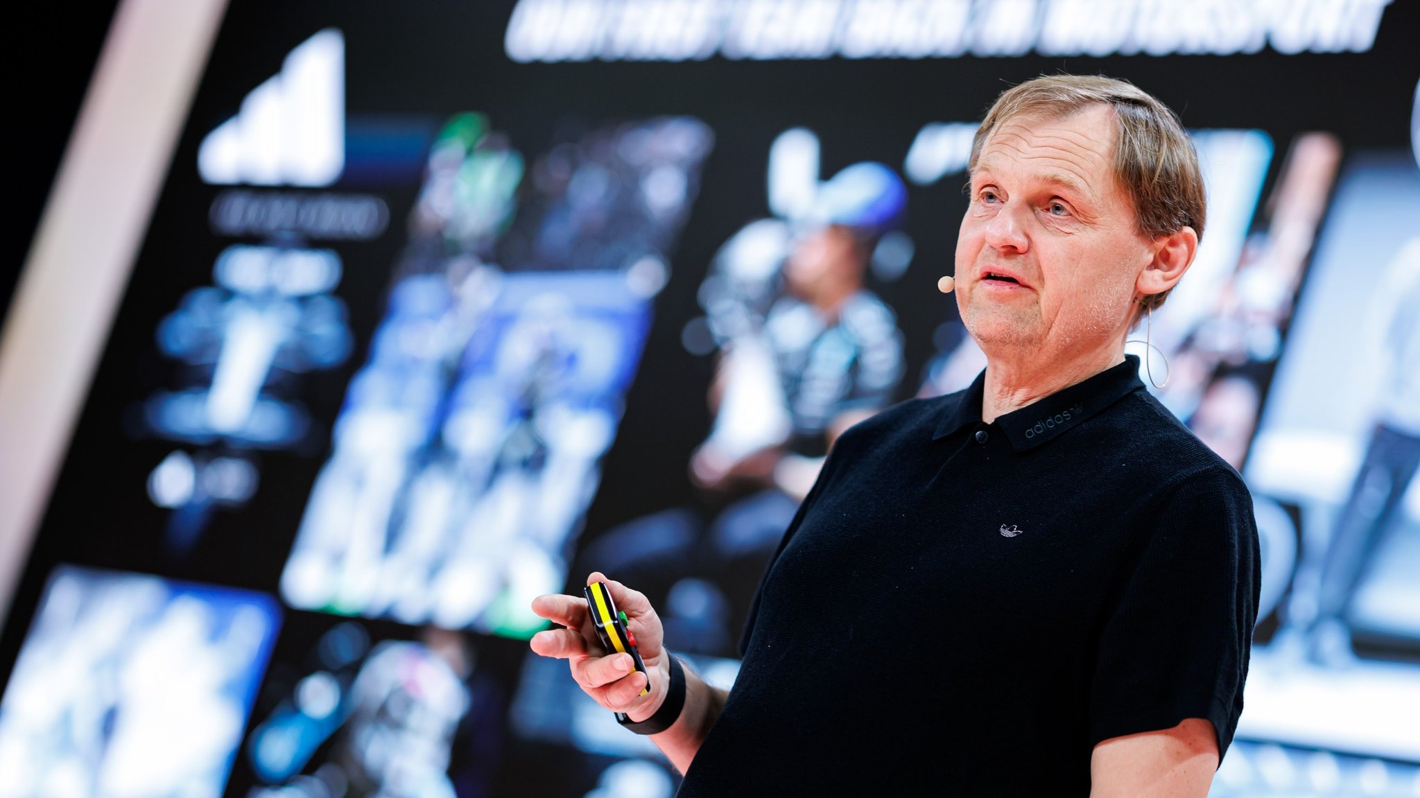 Adidas-Vorstandschefs Bjørn Gulden stellt bei einer Pressekonferenz den Umsatz für das Jahr 2025 vor.