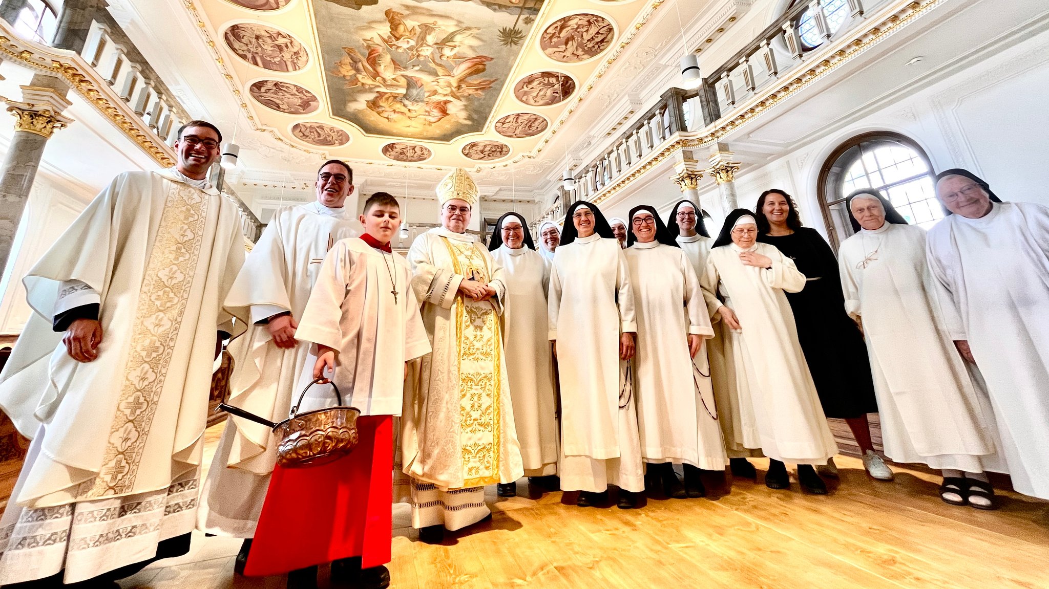 Bischof Bertram Meier (Mitte) mit den Dominikanerinnen im Kloster Wettenhausen. | Bild: BR/Peter Allgaier Bischof Bertram Meier (Mitte) mit den Dominikanerinnen im Kloster Wettenhausen.