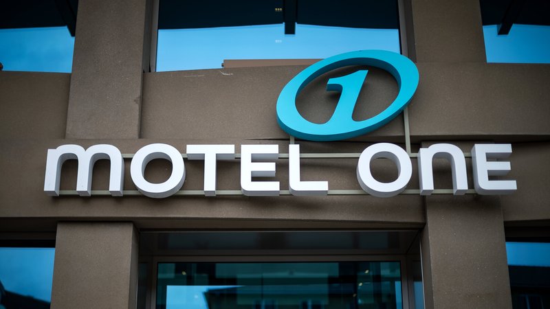 Zu sehen ist das Logo der Hotelkette Motel One.