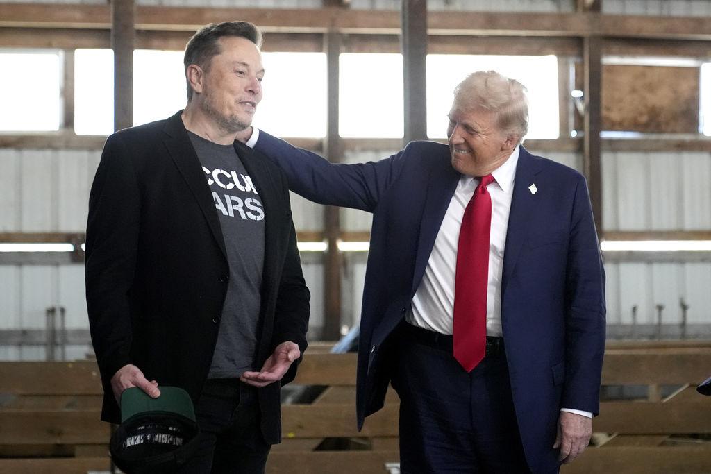 ARCHIV - 05.10.2024, USA, Butler: Elon Musk, CEO von Tesla und SpaceX, und der republikanische Präsidentschaftskandidat und ehemalige US-Präsident Donald Trump nehmen an einer Wahlkampfveranstaltung bei der Butler Farm Show teil. (zu dpa: «Ein TV-Moderator als Pentagon-Chef? Trumps neue Personalien») Foto: Alex Brandon/AP/dpa +++ dpa-Bildfunk +++