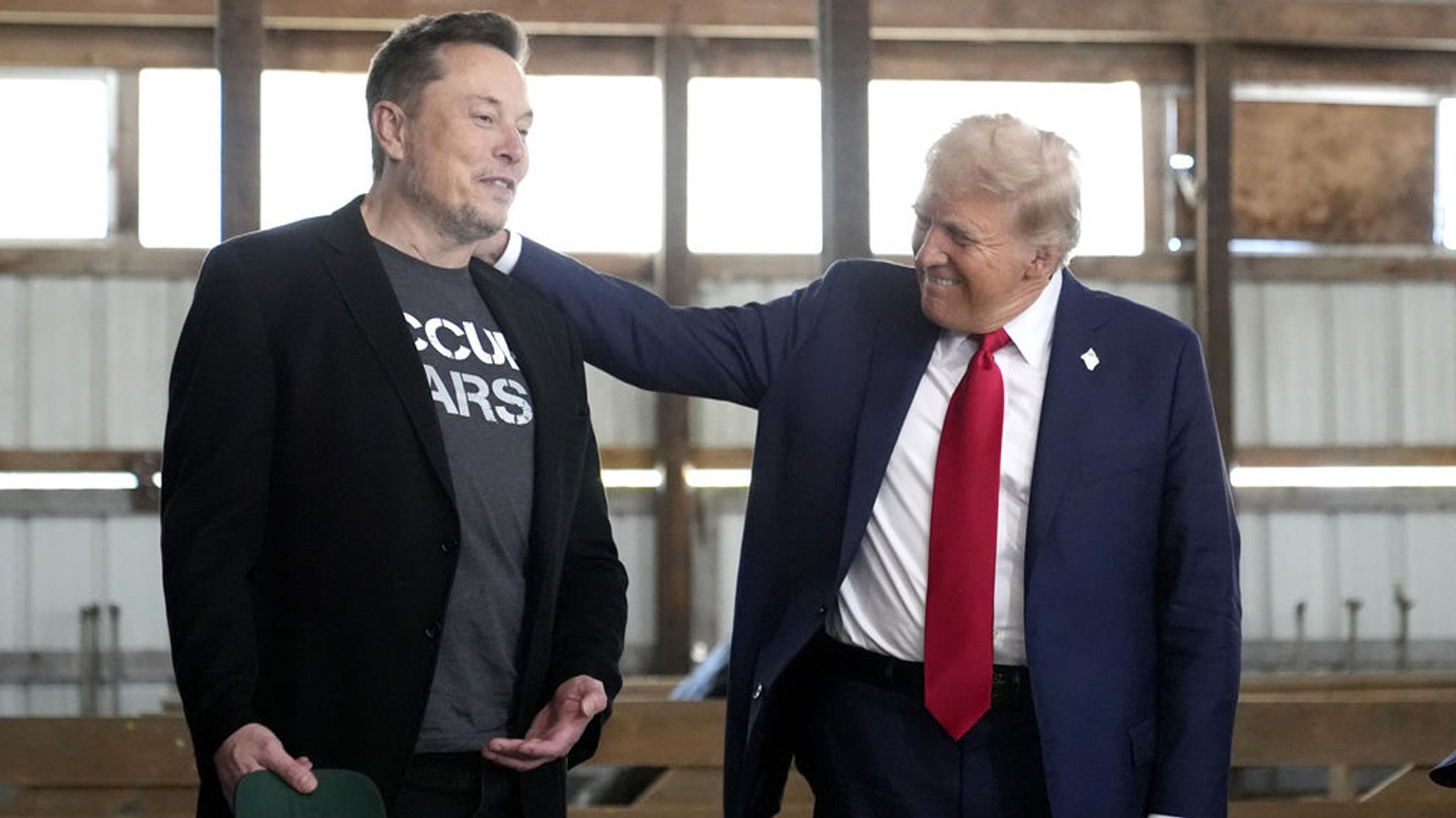 ARCHIV - 05.10.2024, USA, Butler: Elon Musk, CEO von Tesla und SpaceX, und der republikanische Präsidentschaftskandidat und ehemalige US-Präsident Donald Trump nehmen an einer Wahlkampfveranstaltung bei der Butler Farm Show teil. (zu dpa: «Ein TV-Moderator als Pentagon-Chef? Trumps neue Personalien») Foto: Alex Brandon/AP/dpa +++ dpa-Bildfunk +++