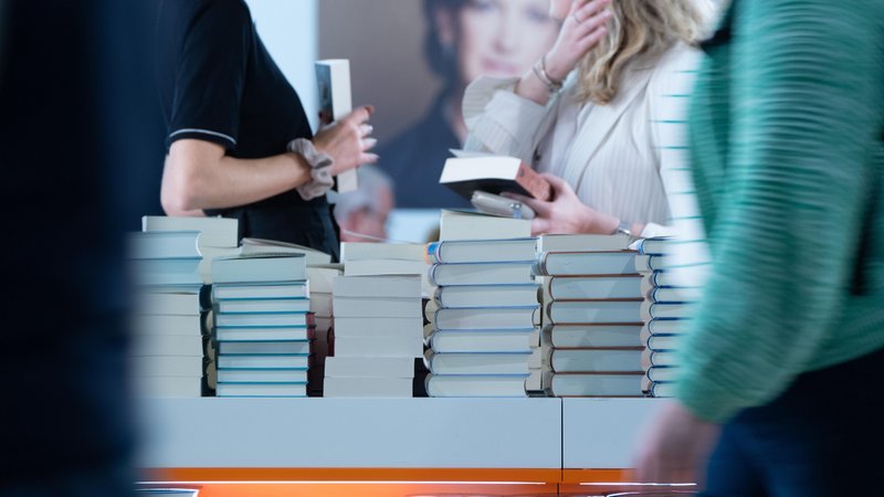 (Symbolbild) Ein Bücherstand an der Frankfurter Buchmesse 2024 | Bild: picture alliance / Chris Emil Janßen | Chris Emil Janssen (Symbolbild) Ein Bücherstand an der Frankfurter Buchmesse 2024