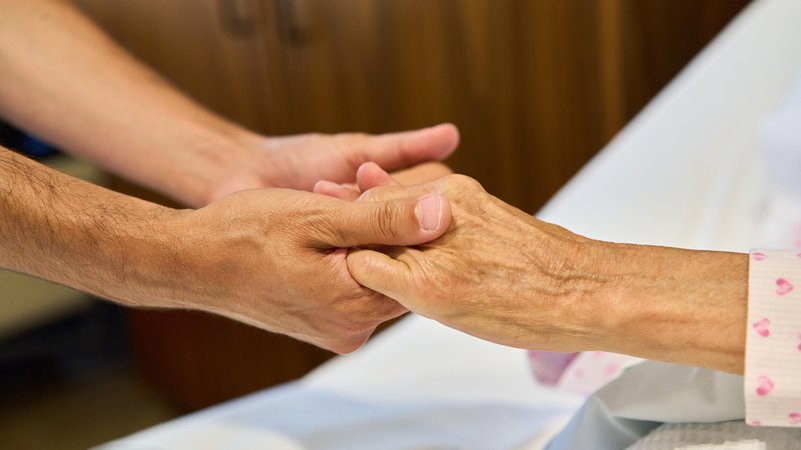 Symbolbild: Pflege | Bild: model-release-available, property-release-not-necessary Symbolbild: Pflege