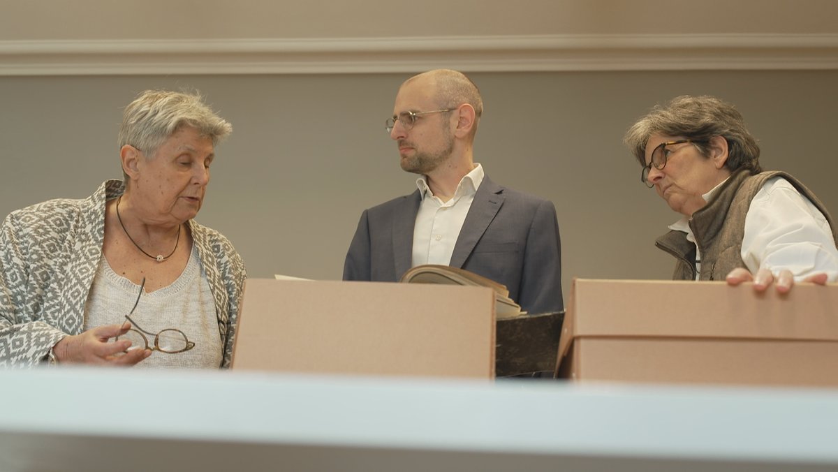 Geschichte in Kartons: Die ehemaligen Betreiberinnen Andrea Gollbach und Ursula Neubauer mit dem Archivar Thomas Schütte