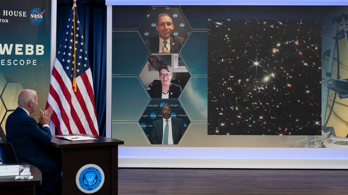 12.07.22: US-Präsident Biden (l.) bei der Vorstellung des ersten Fotos des James-Webb-Weltraumteleskops im Weißen Haus, Washington.