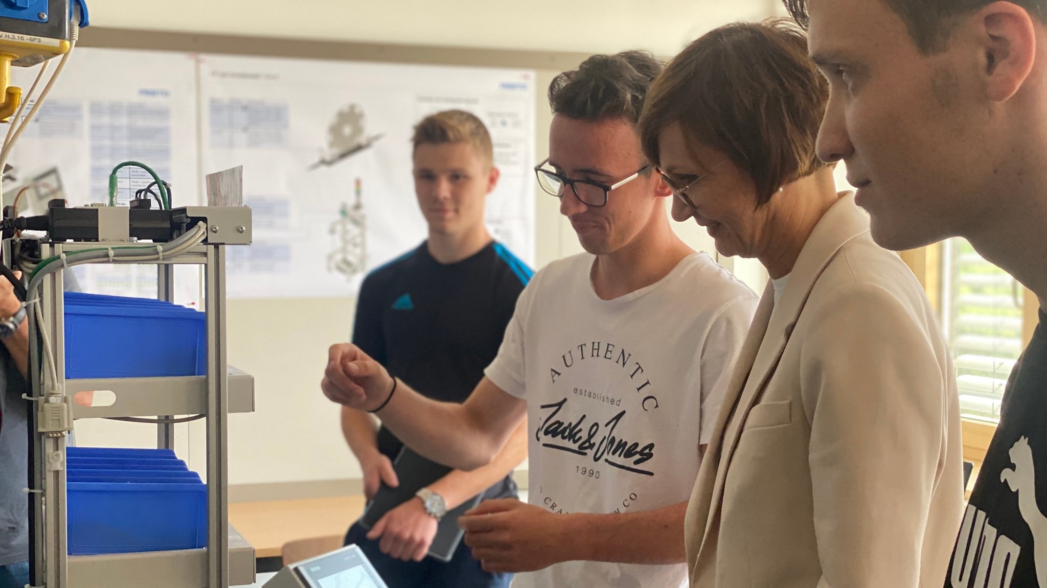 Bundesbildungsministerin Stark-Watzinger zu Besuch im Beruflichen Schulzentrum in Schwandorf