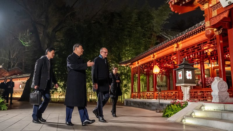 Bundeskanzler Friedrich Merz geht neben Xi Jinping, Präsident von China, im Staatsgästehaus und begleitet von Dolmetschern zu einem Abendessen. | Bild: Michael Kappeler/dpa Bundeskanzler Friedrich Merz geht neben Xi Jinping, Präsident von China, im Staatsgästehaus und begleitet von Dolmetschern zu einem Abendessen.