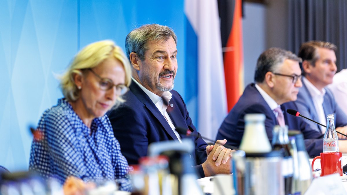 Bayerns Regierung in Klausur: Kliniken, Kitas, Besuch aus Berlin