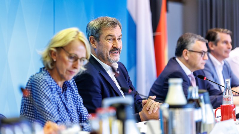 Fortsetzung der Klausurtagung des Bayerischen Ministerrats im Tagungs- und Fortbildungszentrum der Bayerischen Staatsregierung Sankt Quirin, in der Mitte Markus Söder | Bild: picture alliance/dpa|Matthias Balk Fortsetzung der Klausurtagung des Bayerischen Ministerrats im Tagungs- und Fortbildungszentrum der Bayerischen Staatsregierung Sankt Quirin, in der Mitte Markus Söder