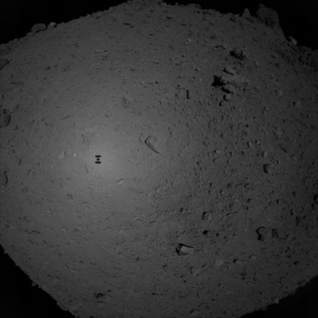 Aufnahme des Schattens der Sonde "Hayabusa-2" auf der porösen Oberfläche des Asteroiden Ryugu