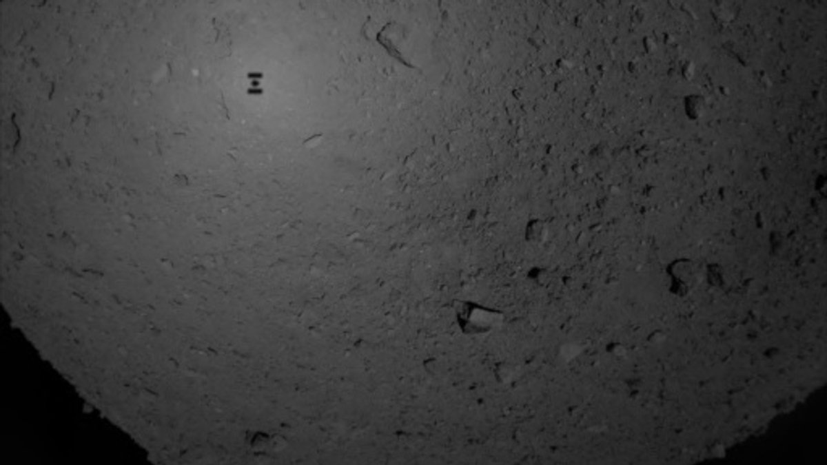 Aufnahme des Schattens der Sonde "Hayabusa-2" auf der porösen Oberfläche des Asteroiden Ryugu