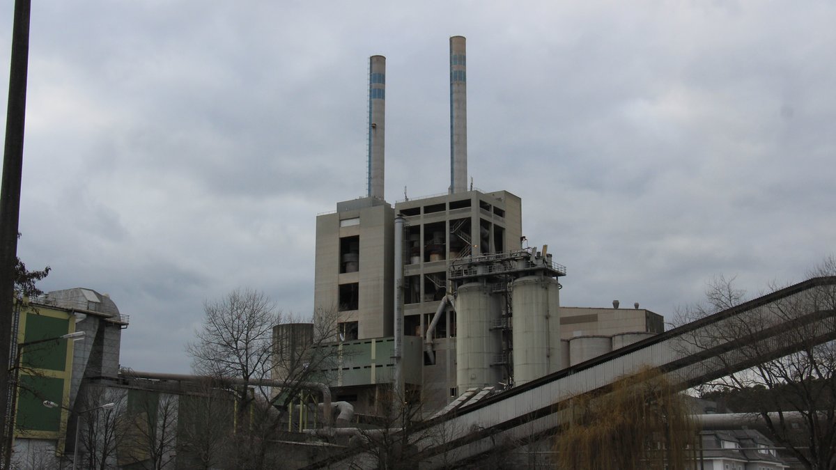 Das Fabrikgebäude mit entsprechenden Anlagen der Firma Heidelberger Zement in Burglengenfeld im Landkreis Schwandorf in der Oberpfalz. 