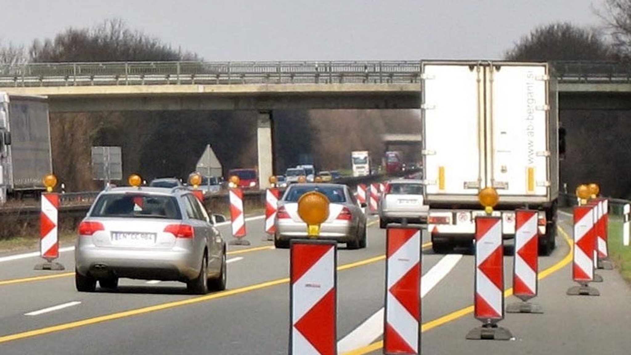 Fahrbahnsanierung A93: Neue Verkehrsführung bis Jahresende