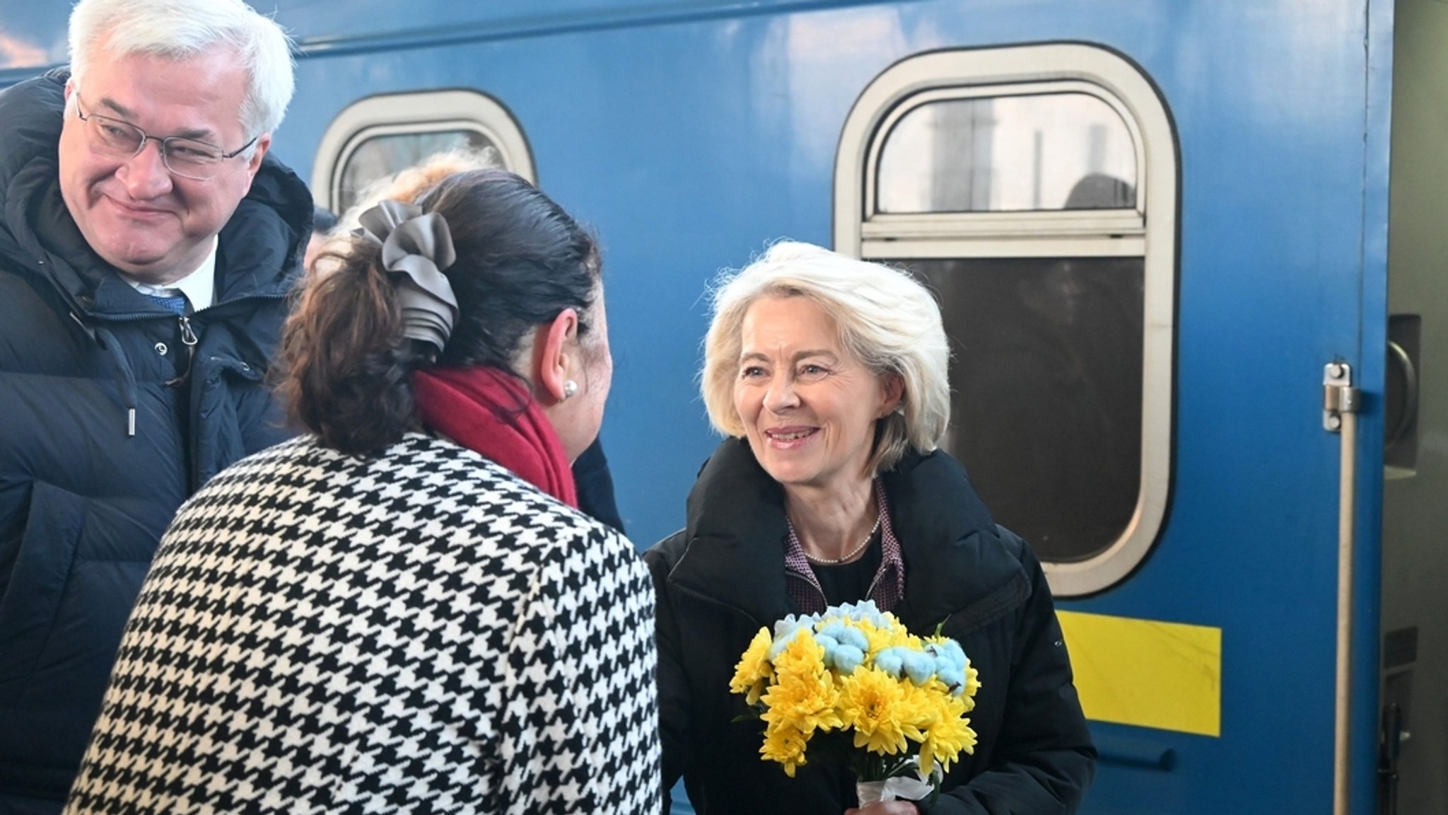24.02.2026, Ukraine, Kiew: Andrij Sybiha (l-r), Außenminister der Ukraine und Katarina Mathernova,Botschafterin der EU in der Ukraine, begrüßene Ursula von der Leyen, EU-Kommissionspräsidentin, nach deren Ankunft am Bahnhof.