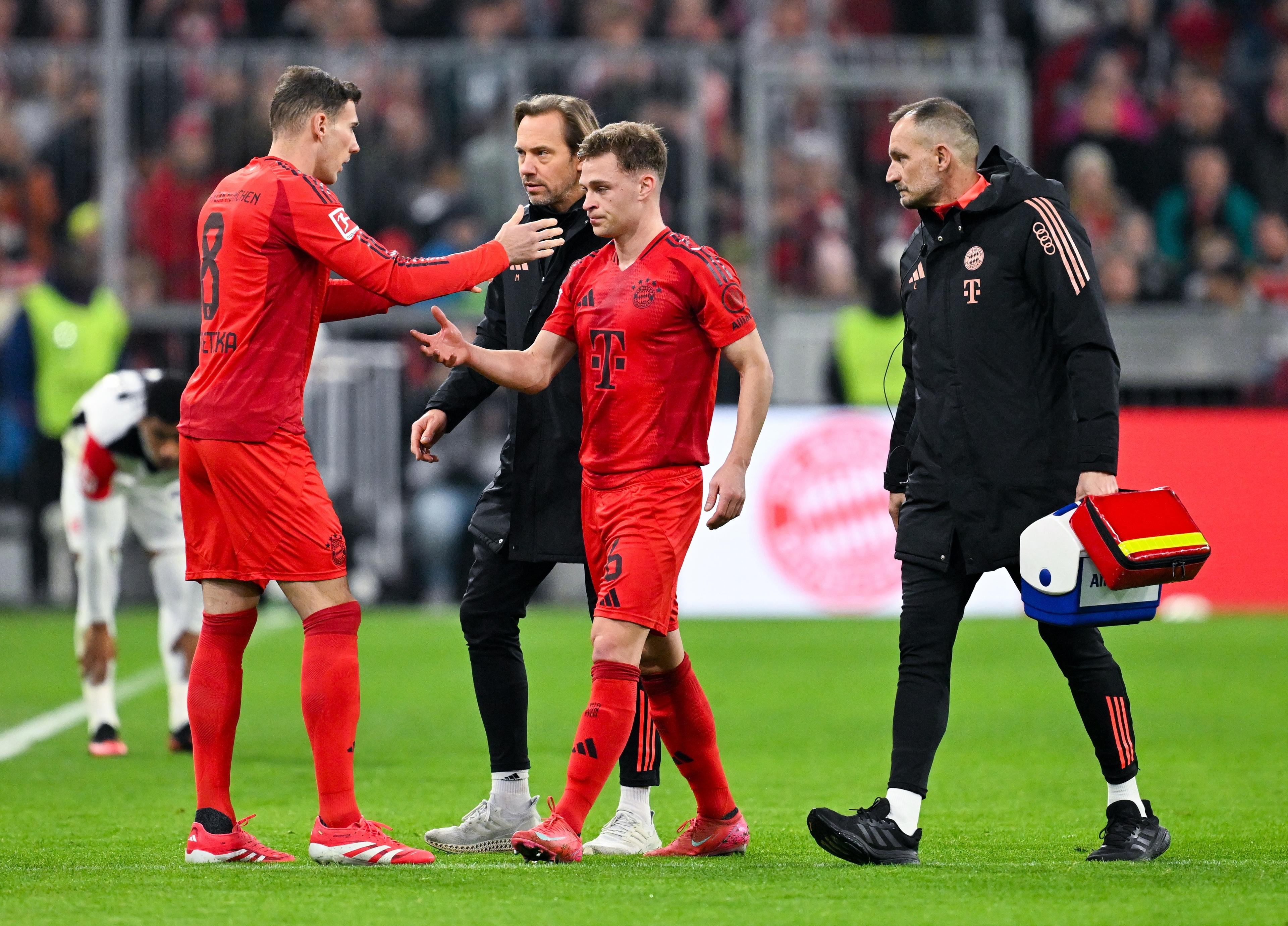 Joshua Kimmich wird im Spiel des FC Bayern gegen Eintracht Frankfurt ausgewechselt