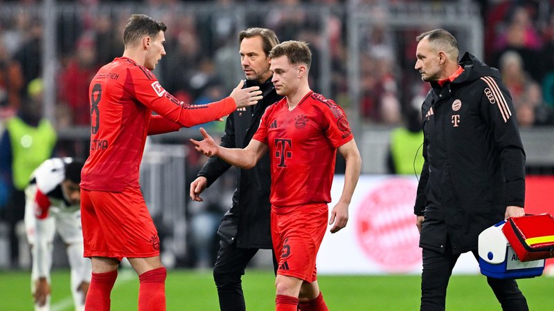Joshua Kimmich wird im Spiel des FC Bayern gegen Eintracht Frankfurt ausgewechselt | Bild: picture-alliance/dpa Joshua Kimmich wird im Spiel des FC Bayern gegen Eintracht Frankfurt ausgewechselt