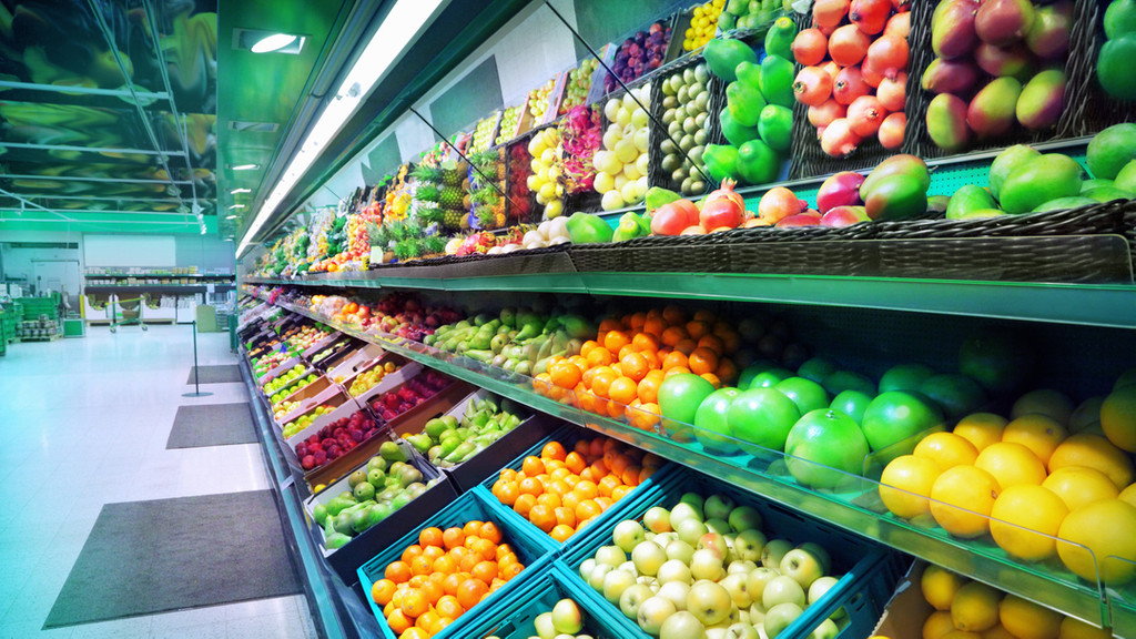 Die Obst-Auslage eines Supermarktes. (Symbolbild)