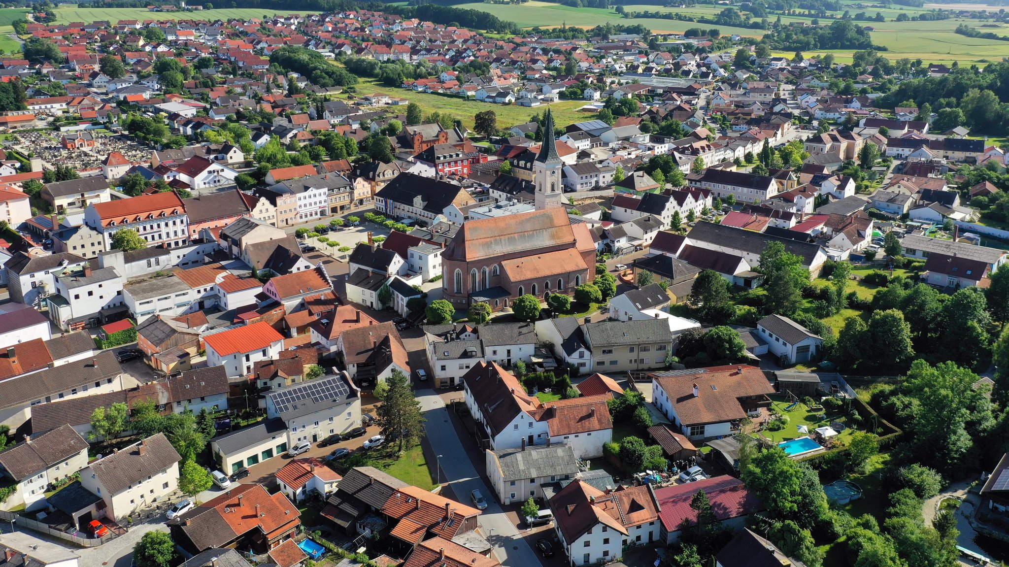 Luftbild von Frontenhausen ein Markt im niederbayerischen Landkreis Dingolfing-Landau