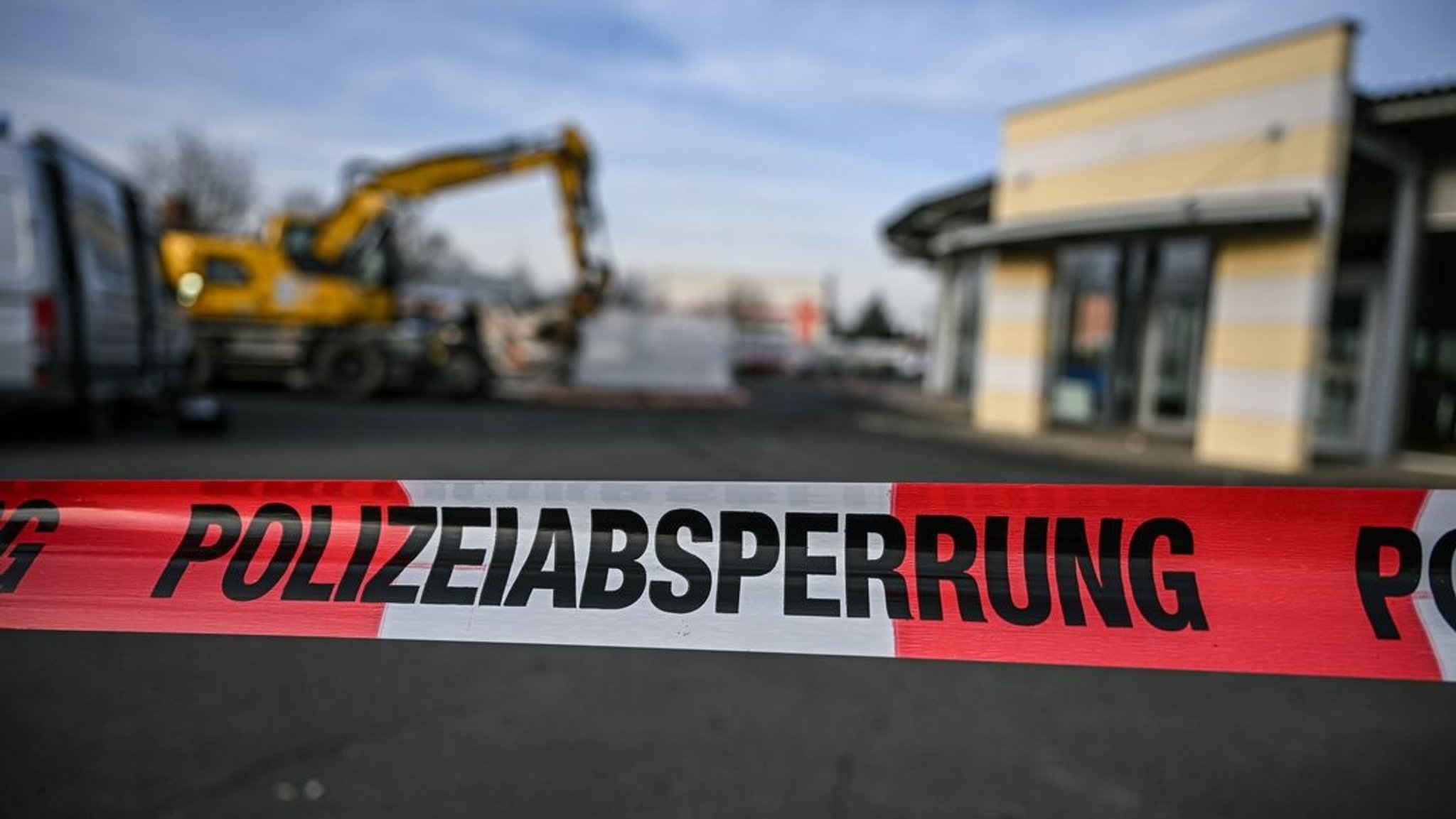 01.01.2025, Baden-Württemberg, Tauberbischofsheim: Einschusslöcher sind in einer Führerhaus-Scheibe eines Baggers zu sehen