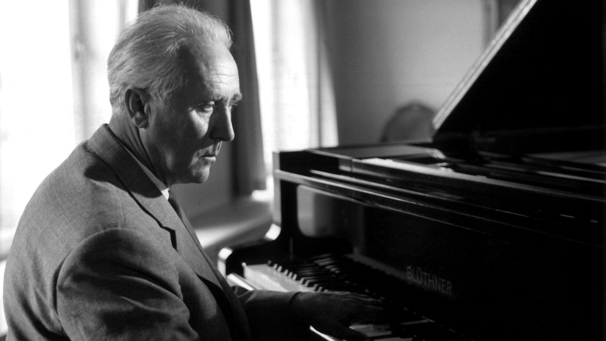 Werner Egk spielt Klavier 1963 in seinem Haus in Lochham bei München am Flügel