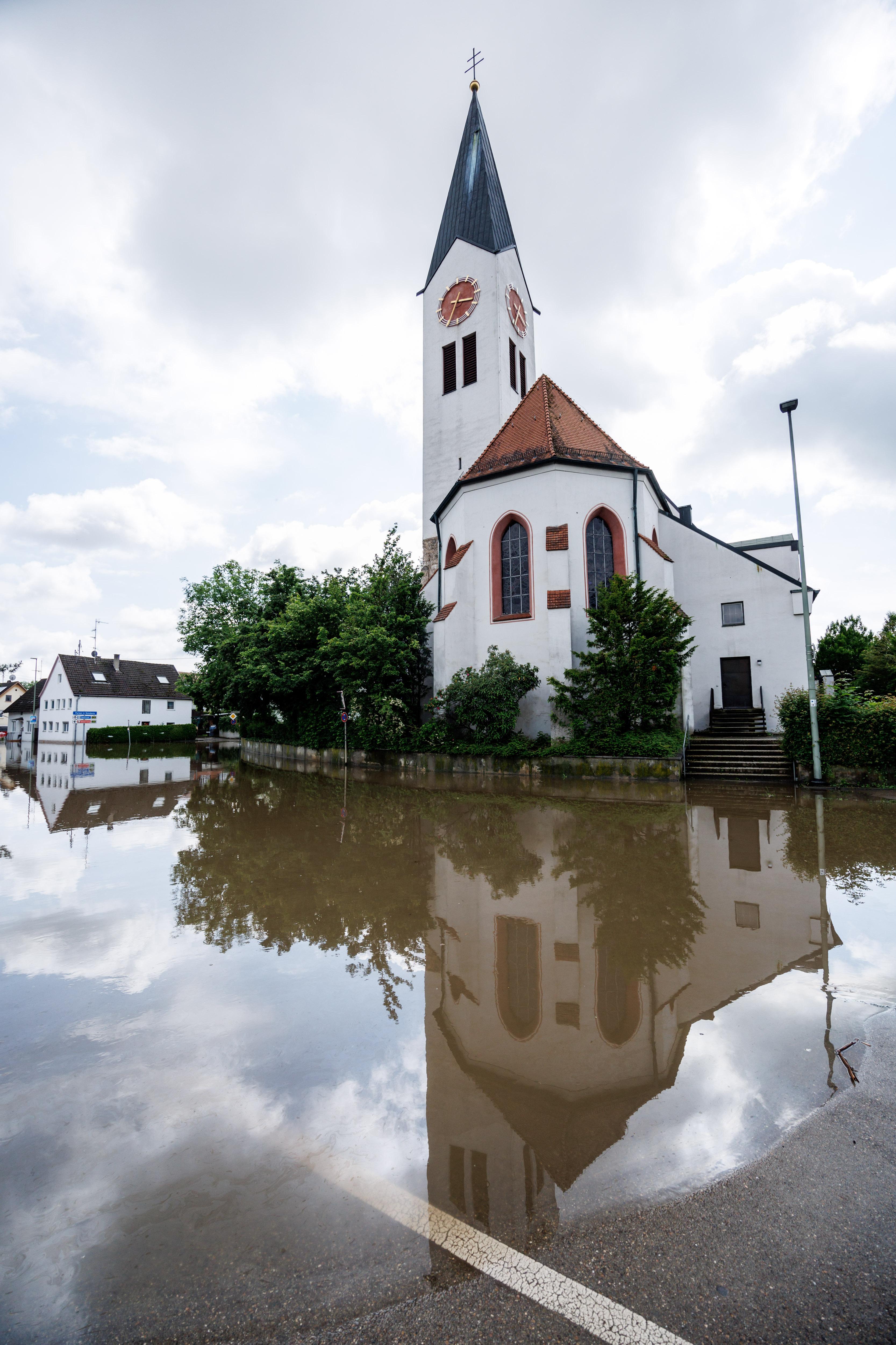 Betroffene Kirchen sind das eine, betroffene Mitarbeiter der Kirche das andere: Bistümer und Landeskirche zeigen sich als Dienstgeber solidarisch.