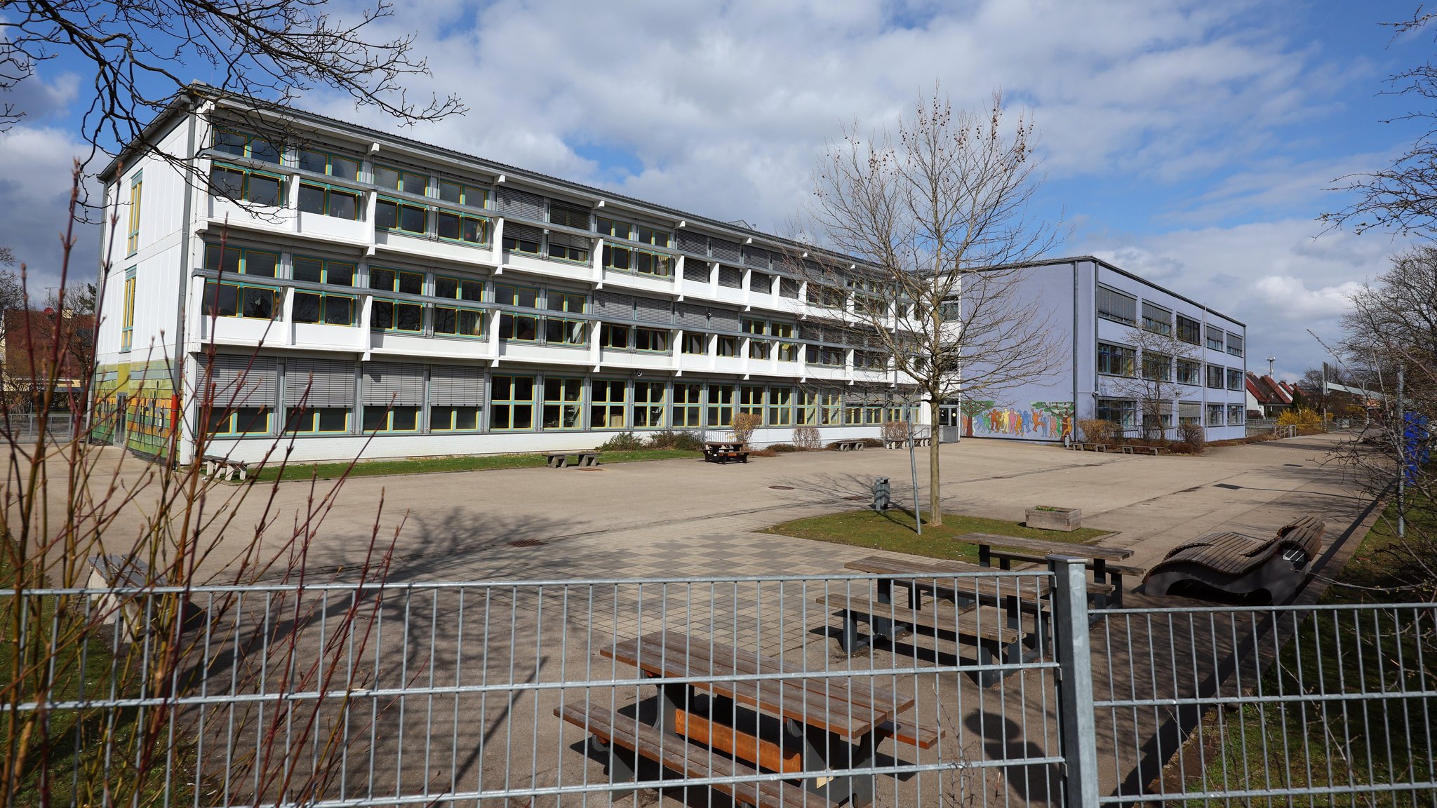 Umzäunte Mittelschule in Mindelheim