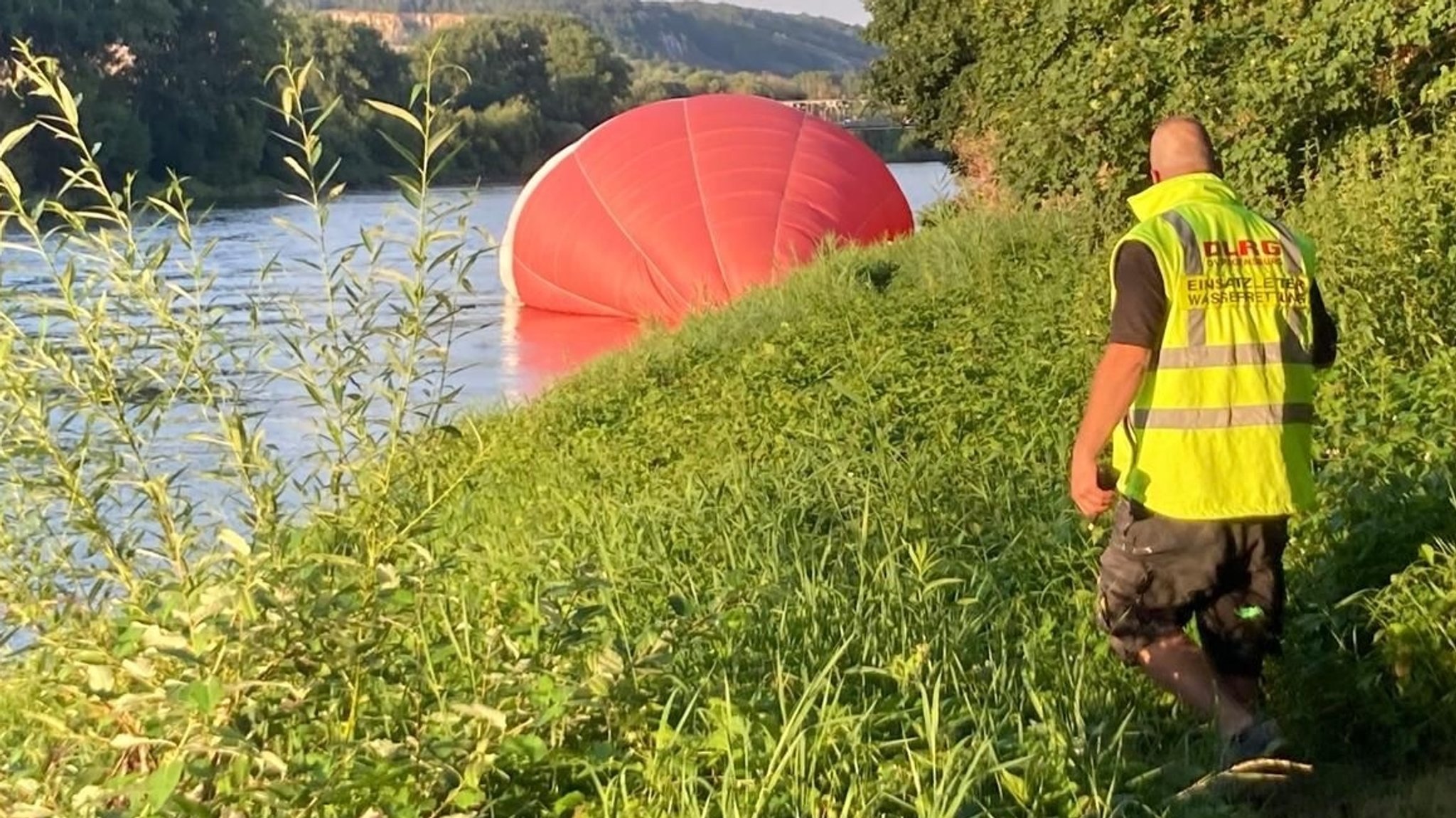 Ein DLRG-Mitarbeiter an der Donau