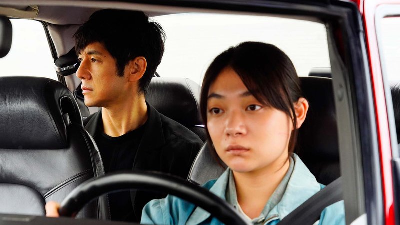 Erst fremdeln sie, dann freunden sich an: ein Schauspieler und seine Fahrerin in "Drive My Car" von Hamaguchi Ryusuke.