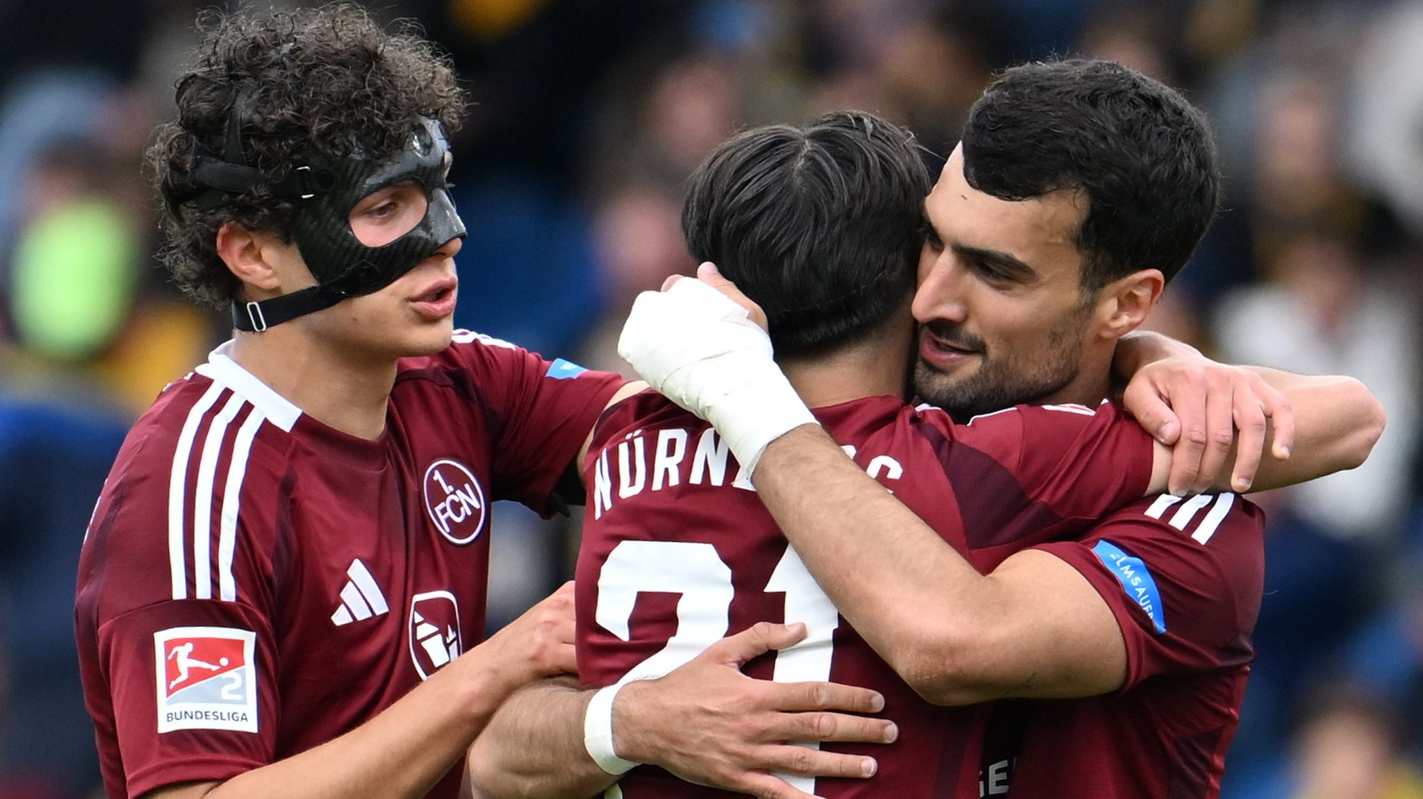 18.05.2025, Niedersachsen, Braunschweig: Fußball: 2. Bundesliga, Eintracht Braunschweig - 1. FC Nürnberg, 34. Spieltag, Eintracht-Stadion. Nürnbergs Mahir Emreli (r) feiert sein Tor zum 0:4 mit Nürnbergs Berkay Yilmaz. Foto: Swen Pförtner/dpa - WICHTIGER HINWEIS: Gemäß den Vorgaben der DFL Deutsche Fußball Liga bzw. des DFB Deutscher Fußball-Bund ist es untersagt, in dem Stadion und/oder vom Spiel angefertigte Fotoaufnahmen in Form von Sequenzbildern und/oder videoähnlichen Fotostrecken zu verwerten bzw. verwerten zu lassen. +++ dpa-Bildfunk +++ | Bild: dpa-Bildfunk/Swen Pförtner 18.05.2025, Niedersachsen, Braunschweig: Fußball: 2. Bundesliga, Eintracht Braunschweig - 1. FC Nürnberg, 34. Spieltag, Eintracht-Stadion. Nürnbergs Mahir Emreli (r) feiert sein Tor zum 0:4 mit Nürnbergs Berkay Yilmaz. Foto: Swen Pförtner/dpa - WICHTIGER HINWEIS: Gemäß den Vorgaben der DFL Deutsche Fußball Liga bzw. des DFB Deutscher Fußball-Bund ist es untersagt, in dem Stadion und/oder vom Spiel angefertigte Fotoaufnahmen in Form von Sequenzbildern und/oder videoähnlichen Fotostrecken zu verwerten bzw. verwerten zu lassen. +++ dpa-Bildfunk +++