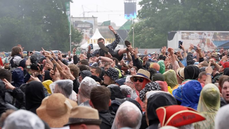 Stage-Dive gehört bei Rock im Park genauso dazu wie Dosenbier und Regencapes. | Bild: Bayerischer Rundfunk 2025 Stage-Dive gehört bei Rock im Park genauso dazu wie Dosenbier und Regencapes.