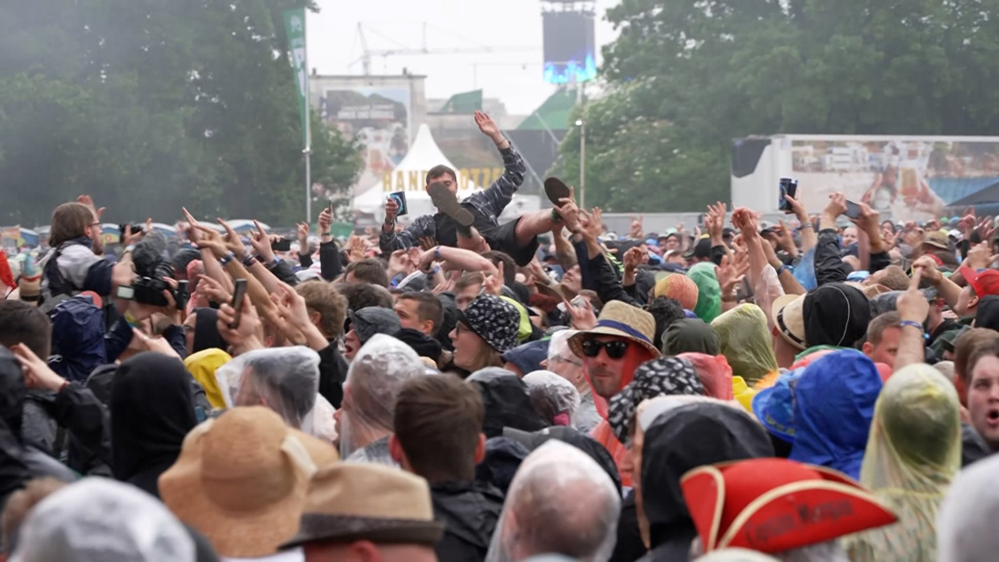 Stage-Dive gehört bei Rock im Park genauso dazu wie Dosenbier und Regencapes. | Bild: Bayerischer Rundfunk 2025 Stage-Dive gehört bei Rock im Park genauso dazu wie Dosenbier und Regencapes.