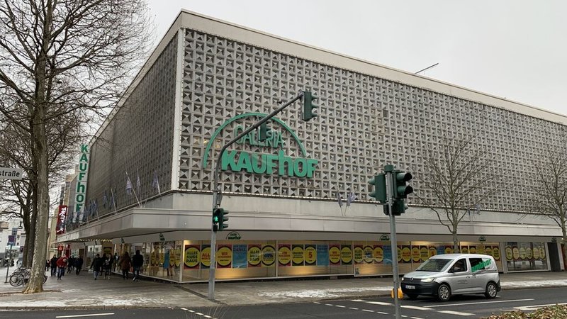 11.01.24, Schweinfurt - Nach dem Insolvenzantrag von Galeria Karstadt Kaufhof war die Zukunft der Warenhäuser in wieder einmal ungewiss. Nun gibt es einen Käufer. | Bild: BR/Norbert Steiche 11.01.24, Schweinfurt - Nach dem Insolvenzantrag von Galeria Karstadt Kaufhof war die Zukunft der Warenhäuser in wieder einmal ungewiss. Nun gibt es einen Käufer.