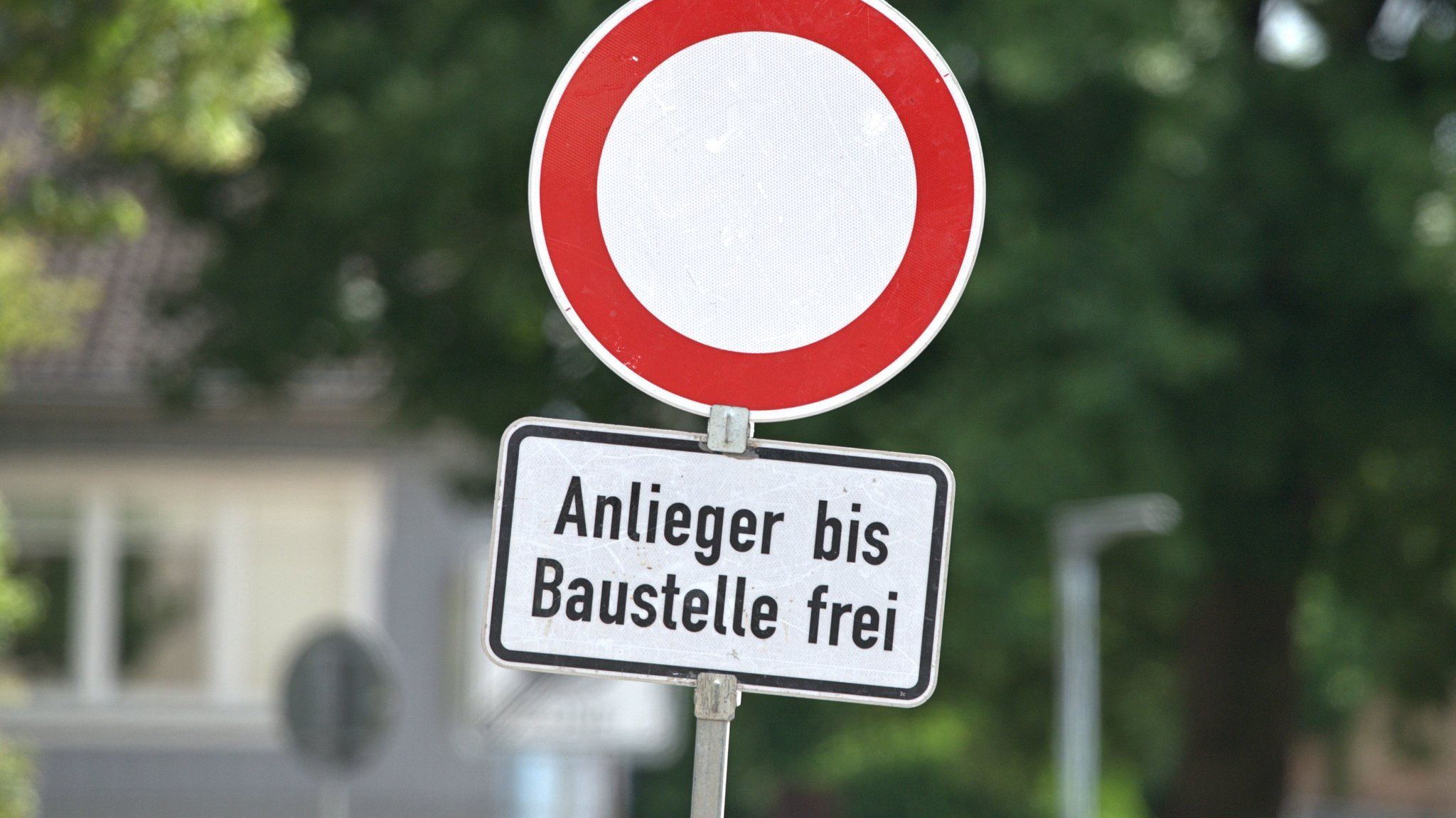 Symbolbild mit einem Schild "Durchfahrt verboten" und dem zusätzlichen Schild: "Anlieger bis Baustelle frei"