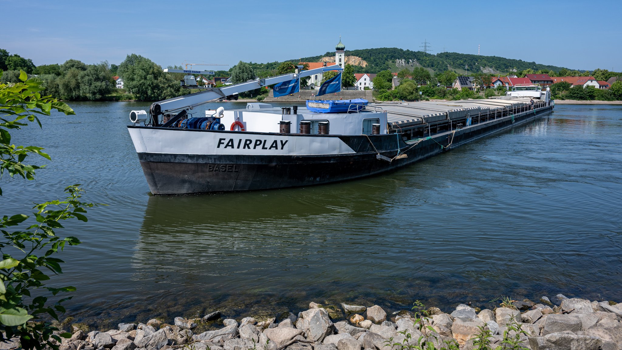 Das Frachtschiff "Fairplay" steckt in der Donau fest.