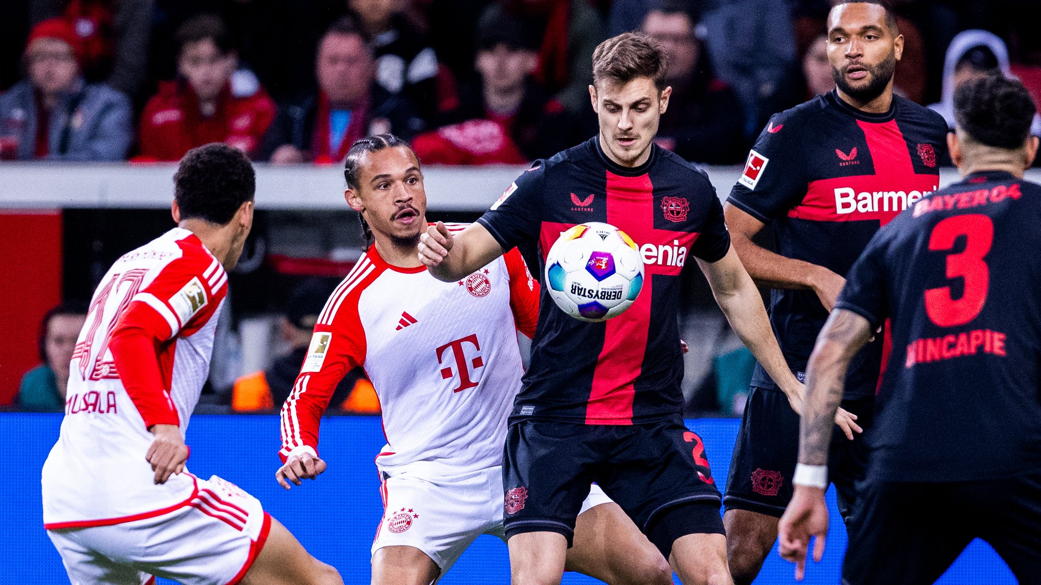 Josip Stanisic (Mitte) im Zweikampf mit Leroy Sané