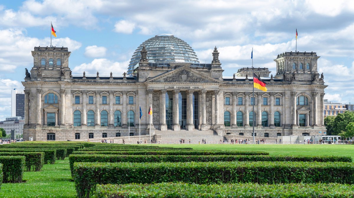 Frontansicht des Reichstagsgebäudes in Berlin, aufgenommen am 28.07.21.