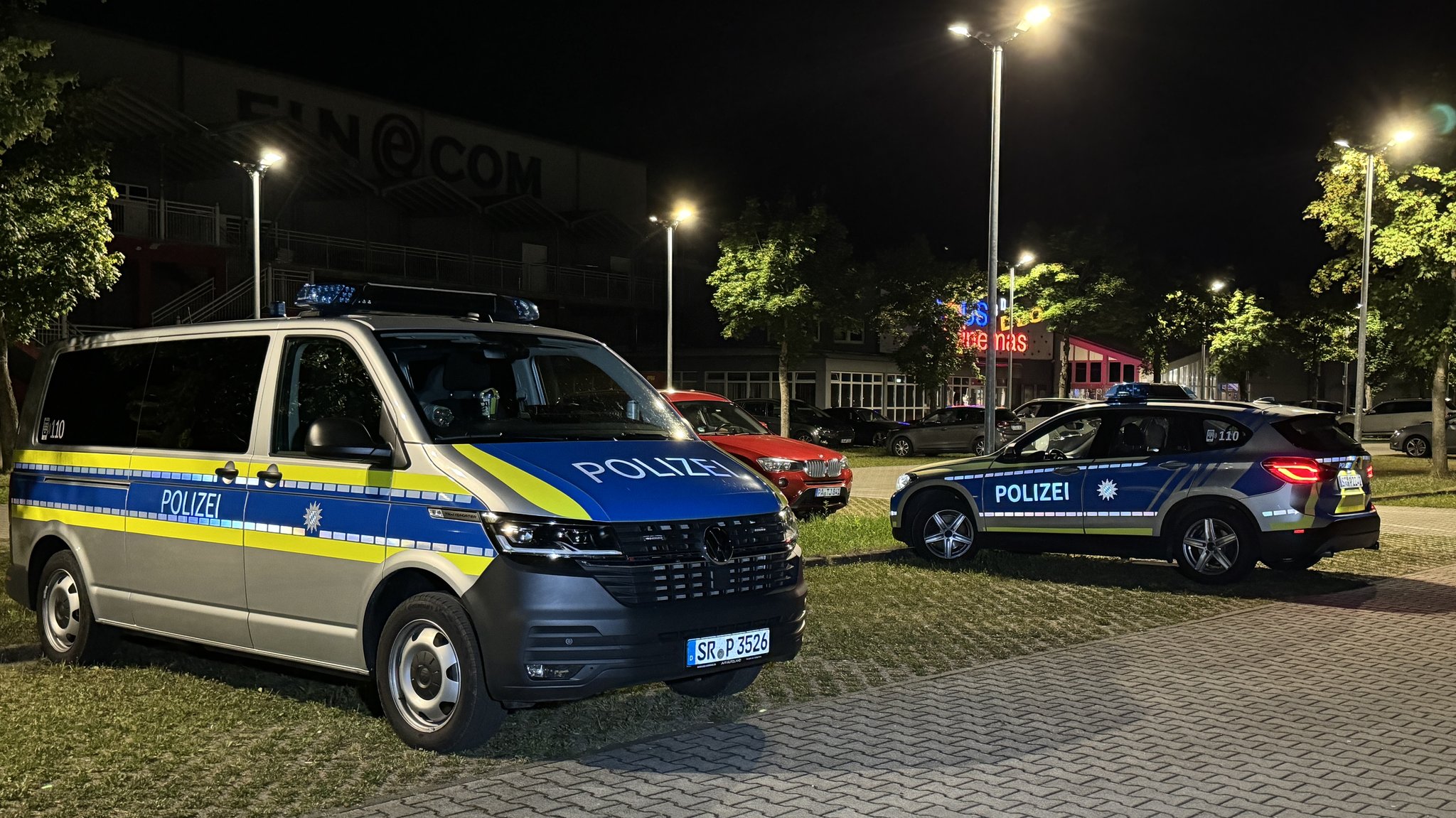 Polizeiautos am Fluchtort in Plattling.