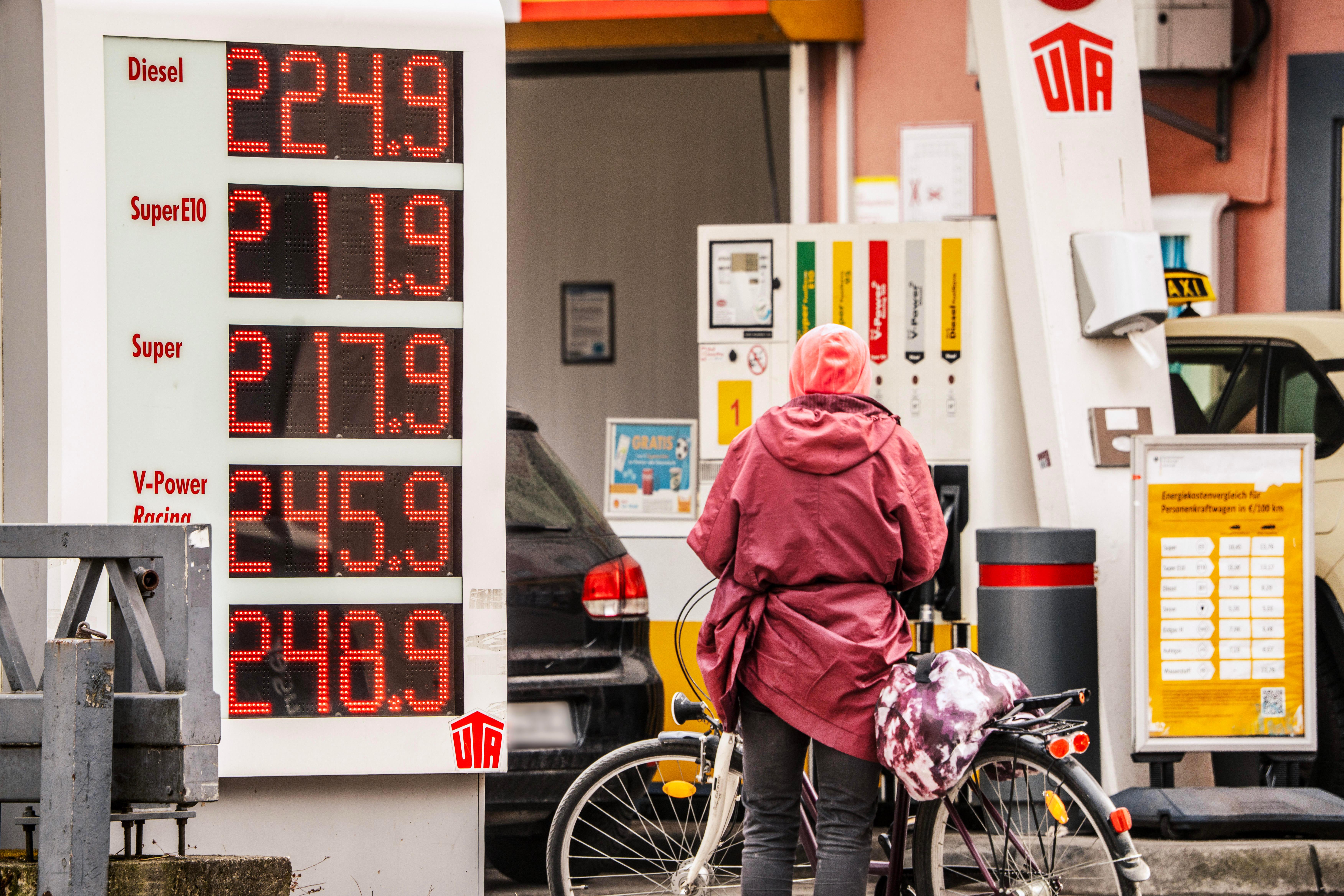 Benzinpreise an einer Tankstelle in München 