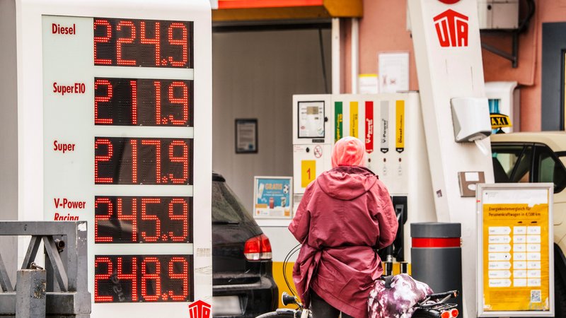 Benzinpreise an einer Tankstelle in München | Bild: picture alliance / Wolfgang Maria Weber | R7172 Benzinpreise an einer Tankstelle in München