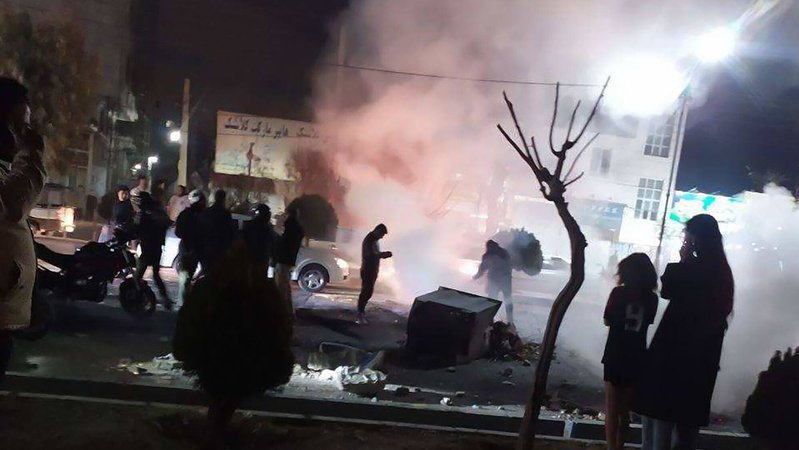 Im Distrikt "Shahriar" von Teheran steigt bei Auseinandersetzungen zwischen Demonstranten und Polizei am 09.01.2026 Rauch auf. (Das Foto stammt von iranischen Oppositionellen.) | Bild: picture alliance / SIPA | MEK/The Media Express Im Distrikt "Shahriar" von Teheran steigt bei Auseinandersetzungen zwischen Demonstranten und Polizei am 09.01.2026 Rauch auf. (Das Foto stammt von iranischen Oppositionellen.)