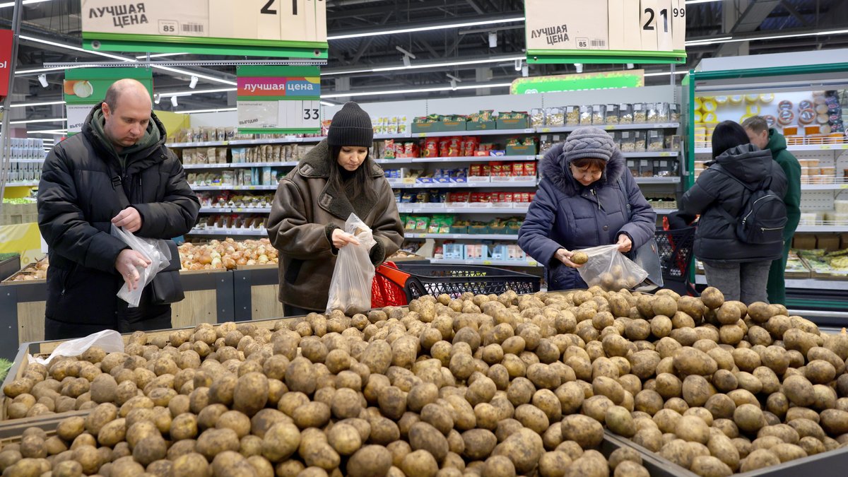 Konsumenten vor Kartoffel-Stand