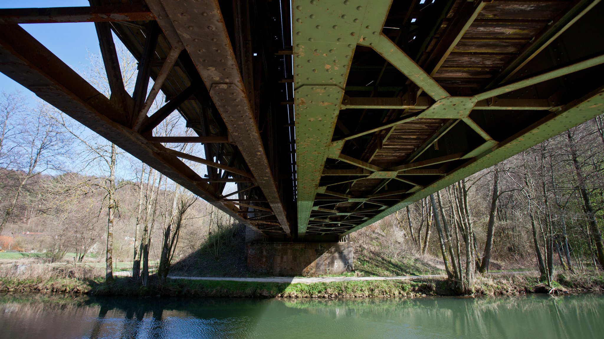 Blick unter eine der betroffenen Eisenbahn-Stahlbrücken bei Vorra | Bild: picture alliance / Daniel Karmann/dpa Blick unter eine der betroffenen Eisenbahn-Stahlbrücken bei Vorra