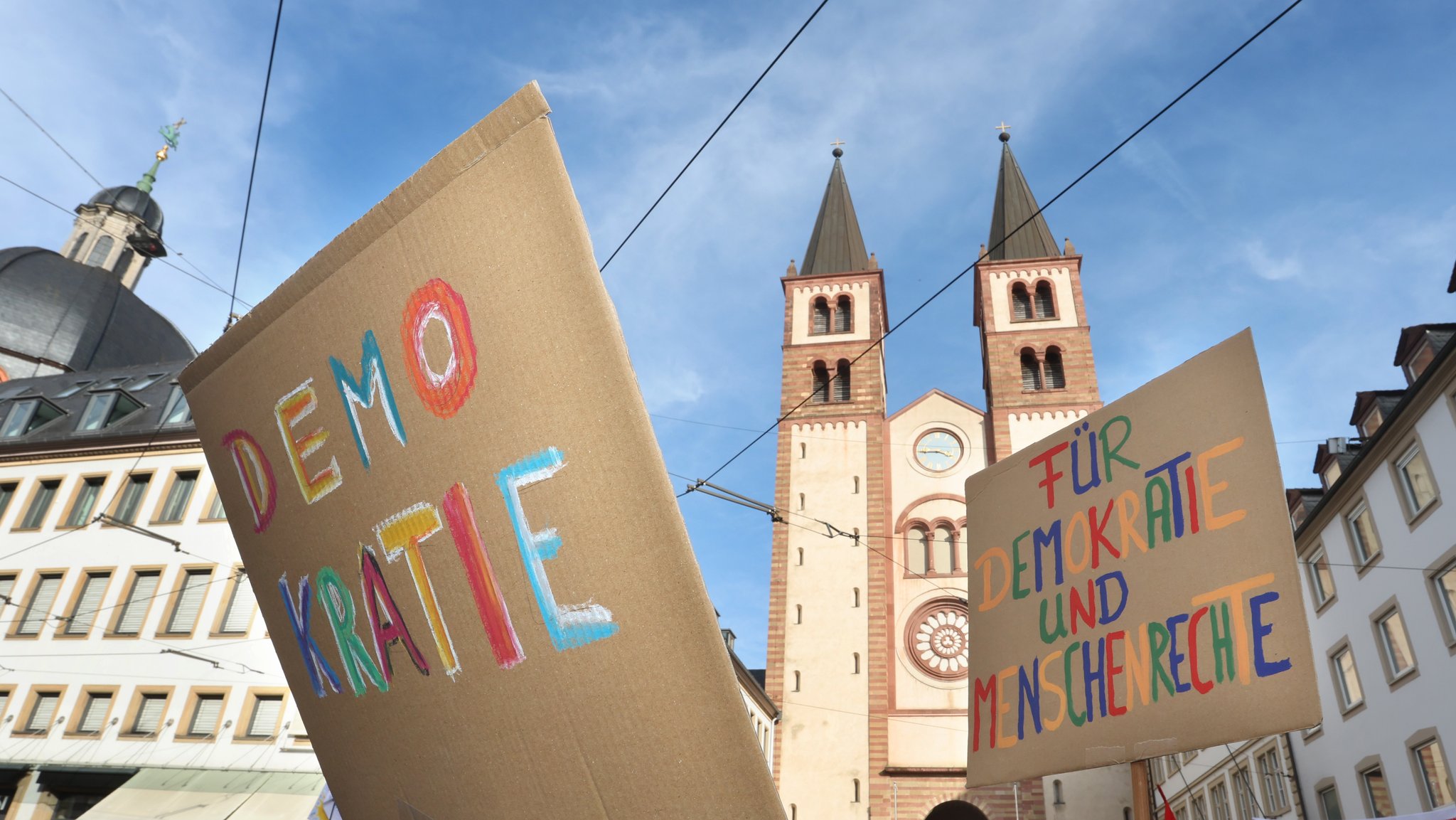 Symbolbild: "DEMOKRATIE" und "FÜR DEMOKRATIE UND MENSCHENRECHTE" auf Plakaten bei einer Demonstration in Würzburg