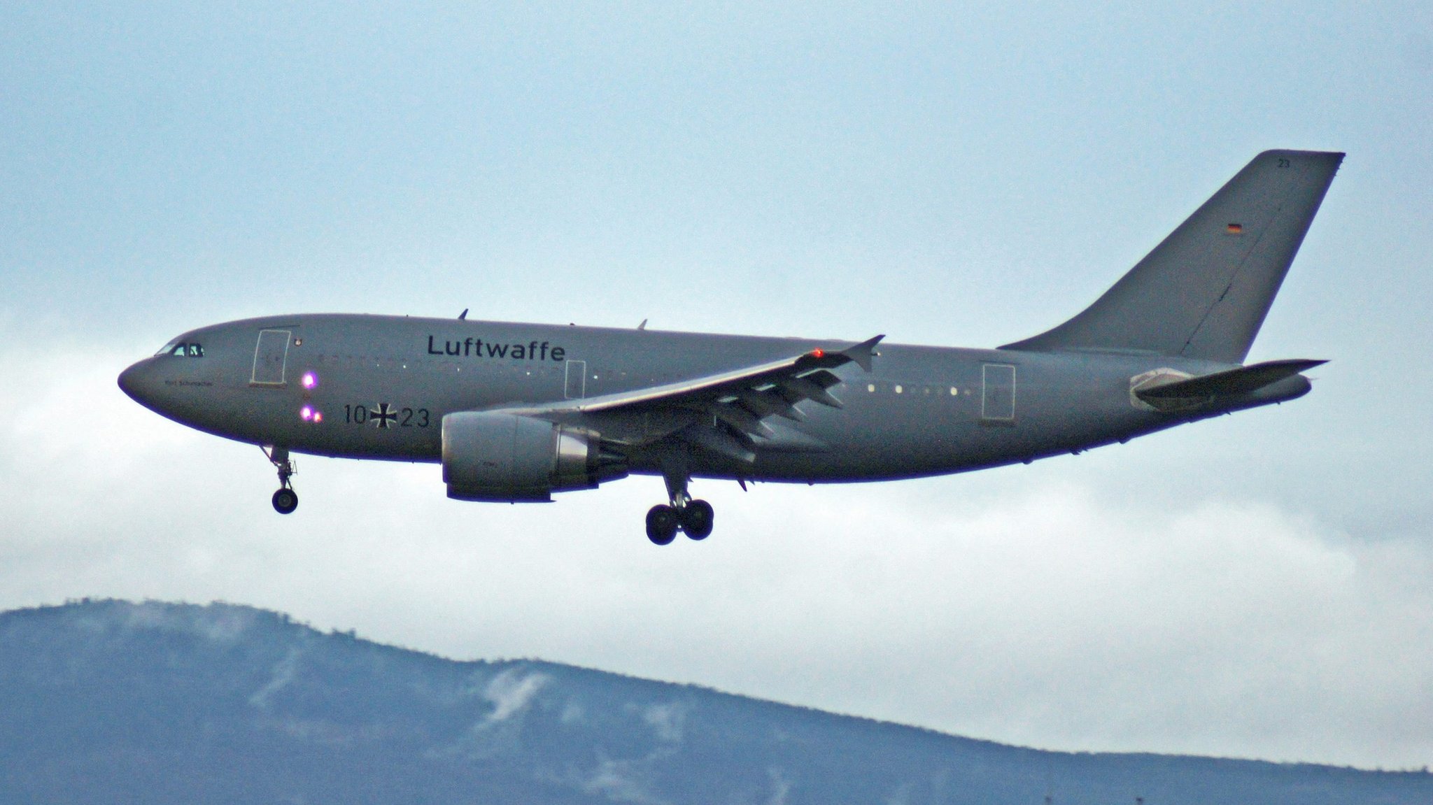 Symbolbild: Ein Airbus der Bundeswehr Luftwaffe im Anflug auf die Centerbahn des Frankfurt Airport. (Archiv 01.02.2020)