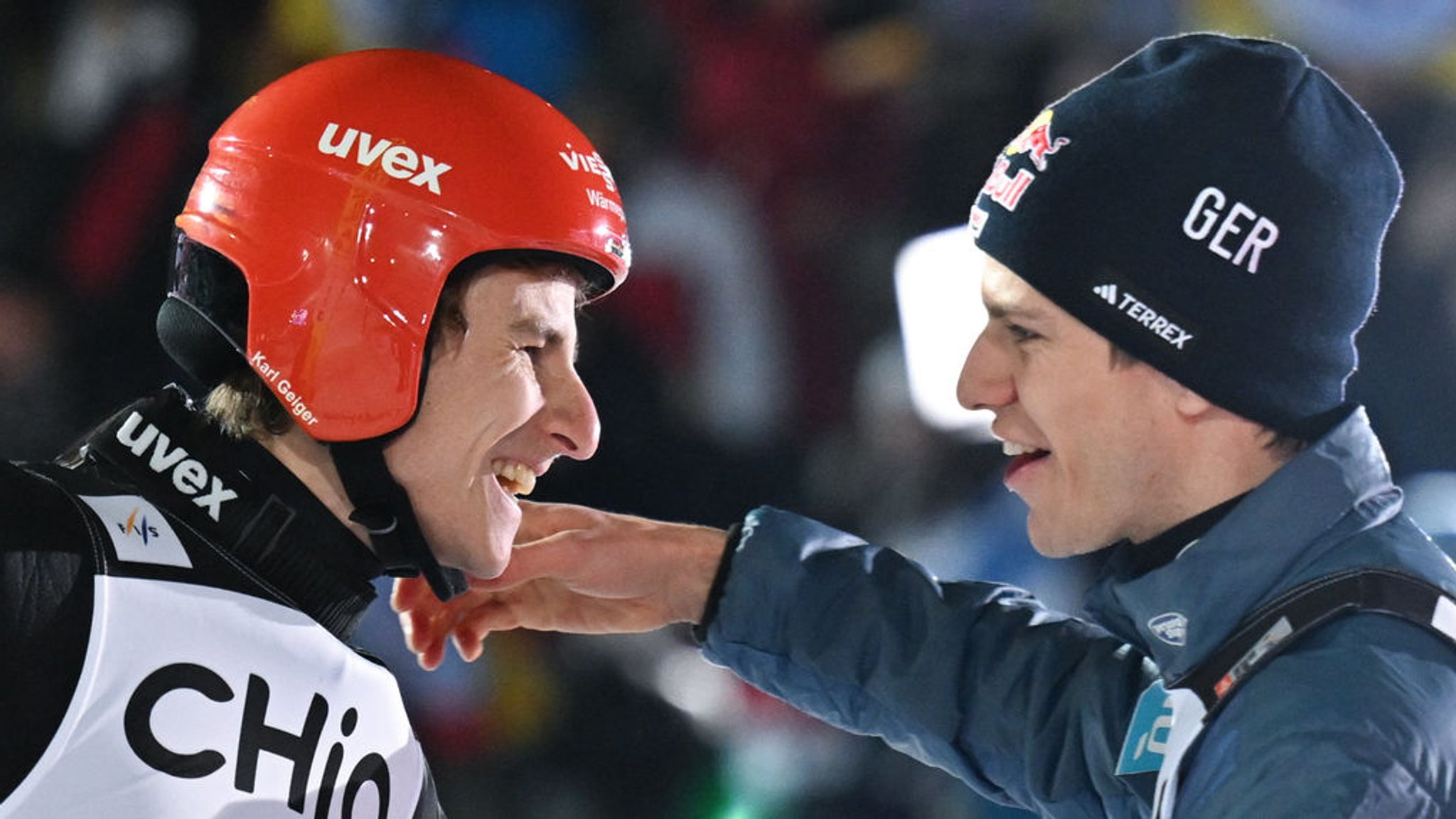 09.12.2023, Sachsen, Klingenthal: Ski nordisch/Skispringen: Weltcup, Großschanze, Herren, 2. Durchgang. Andreas Wellinger (r) aus Deutschland freut sich mit dem Sieger, Karl Geiger aus Deutschland. Foto: Hendrik Schmidt/dpa +++ dpa-Bildfunk +++